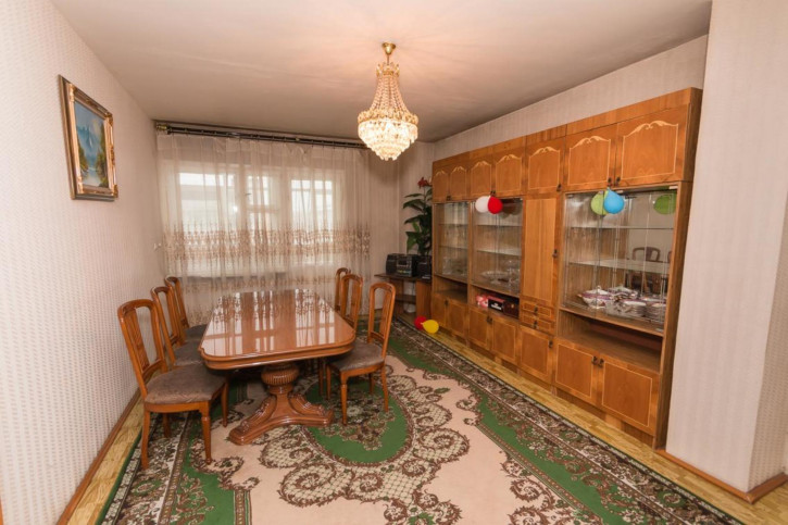 5-комн квартира 4-й Микрорайон, 38 5-комн квартира 4-й Микрорайон, 38