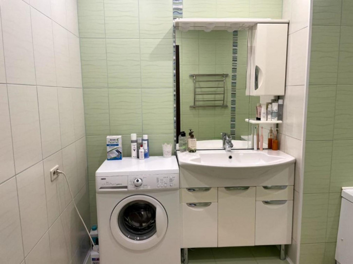 3-комн квартира проспект Шахтеров, 72