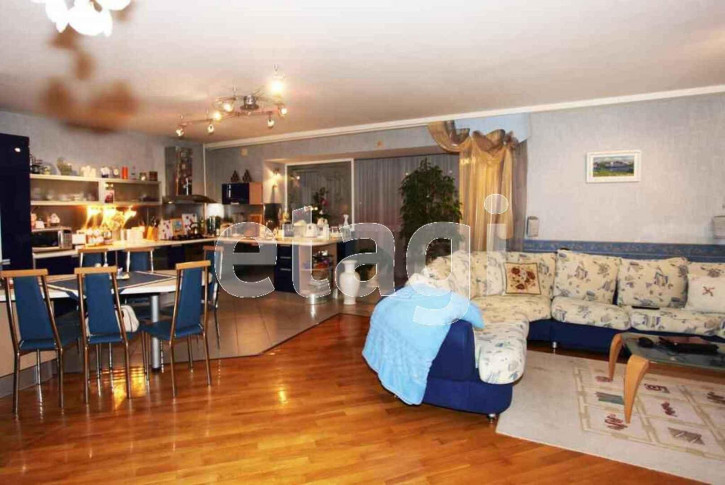 4-комн квартира улица Южакова, 13