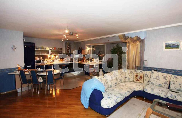 4-комн квартира улица Южакова, 13