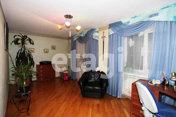 4-комн квартира улица Южакова, 13