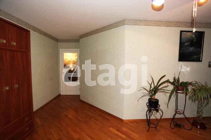 4-комн квартира улица Южакова, 13