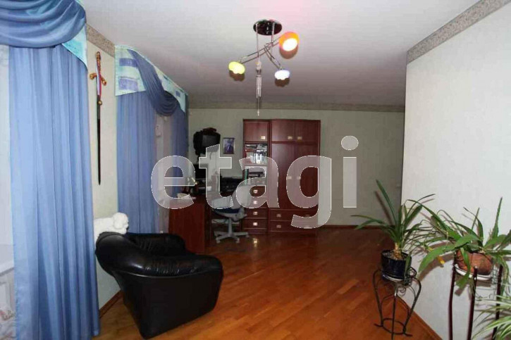 4-комн квартира улица Южакова, 13