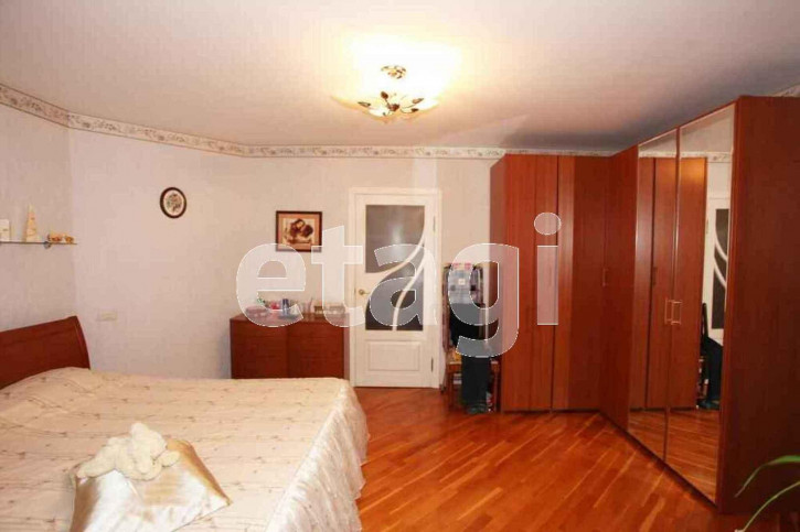 4-комн квартира улица Южакова, 13