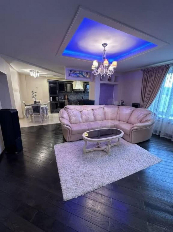 4-комн квартира улица Леденцова, 7а