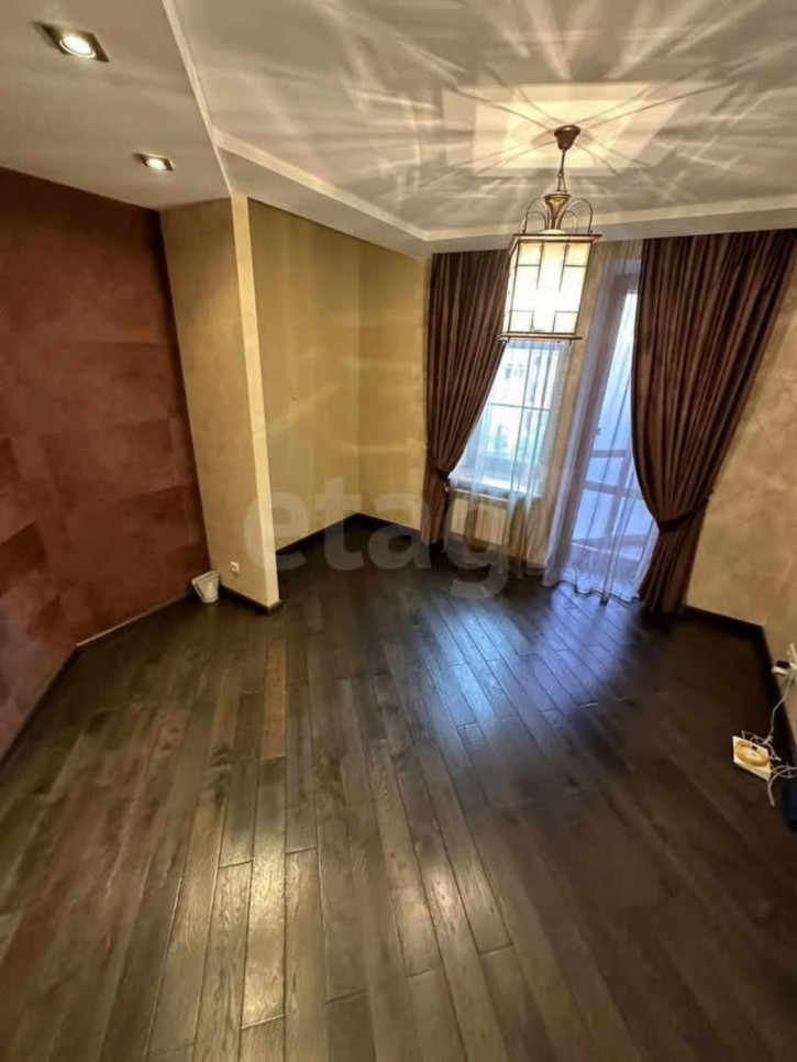 4-комн квартира улица Леденцова, 7а