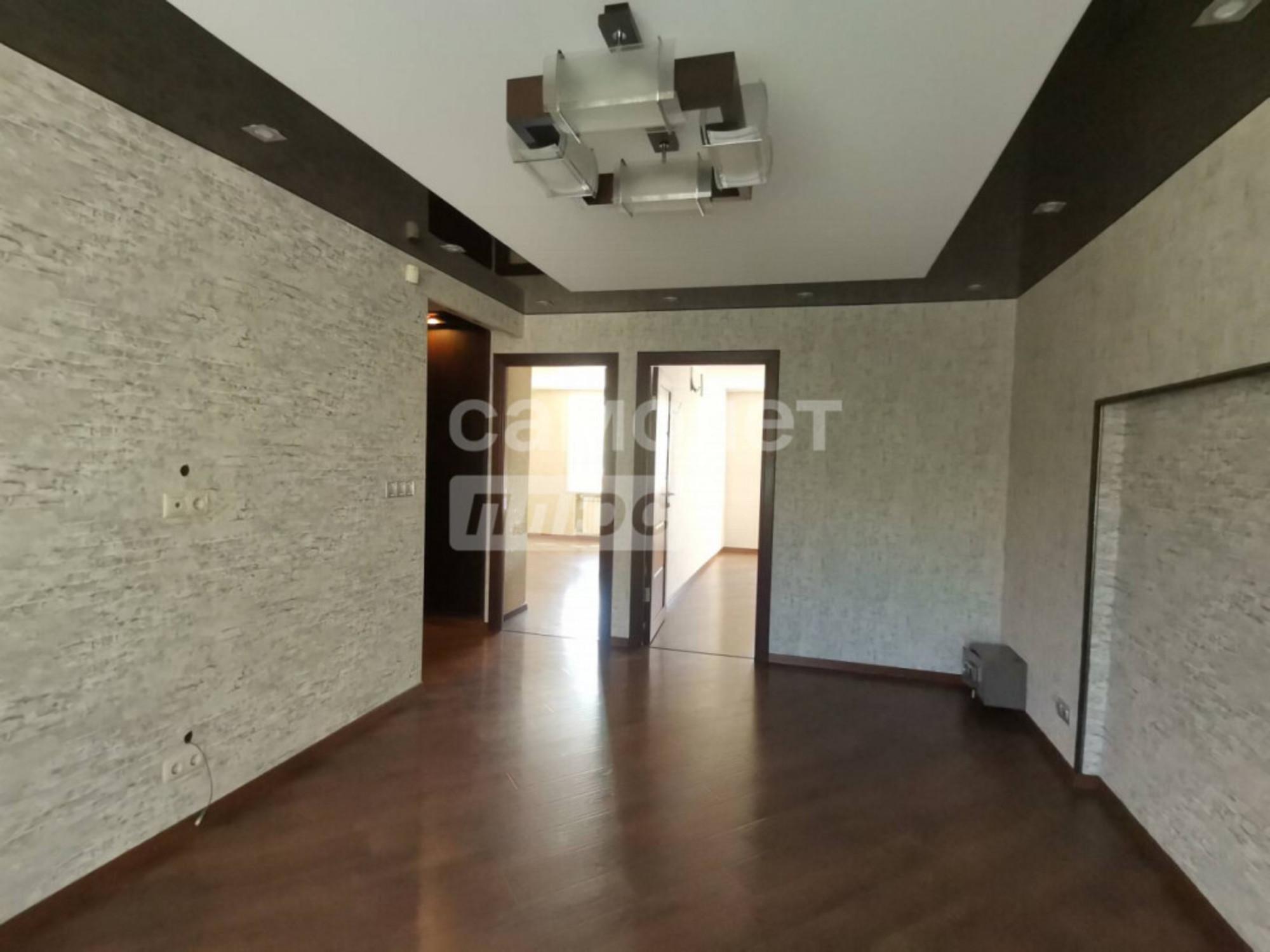 Продажа 3-комн квартиры Крылова, 47