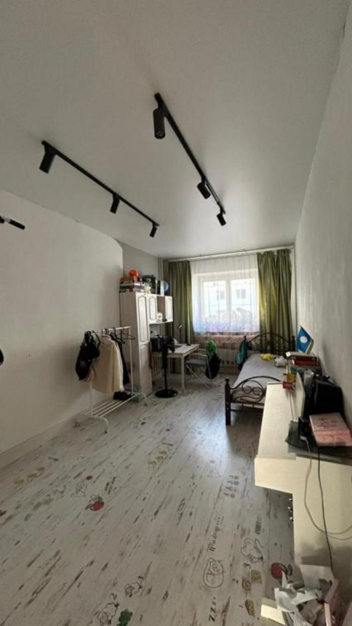 3-комн квартира Короленко, 7