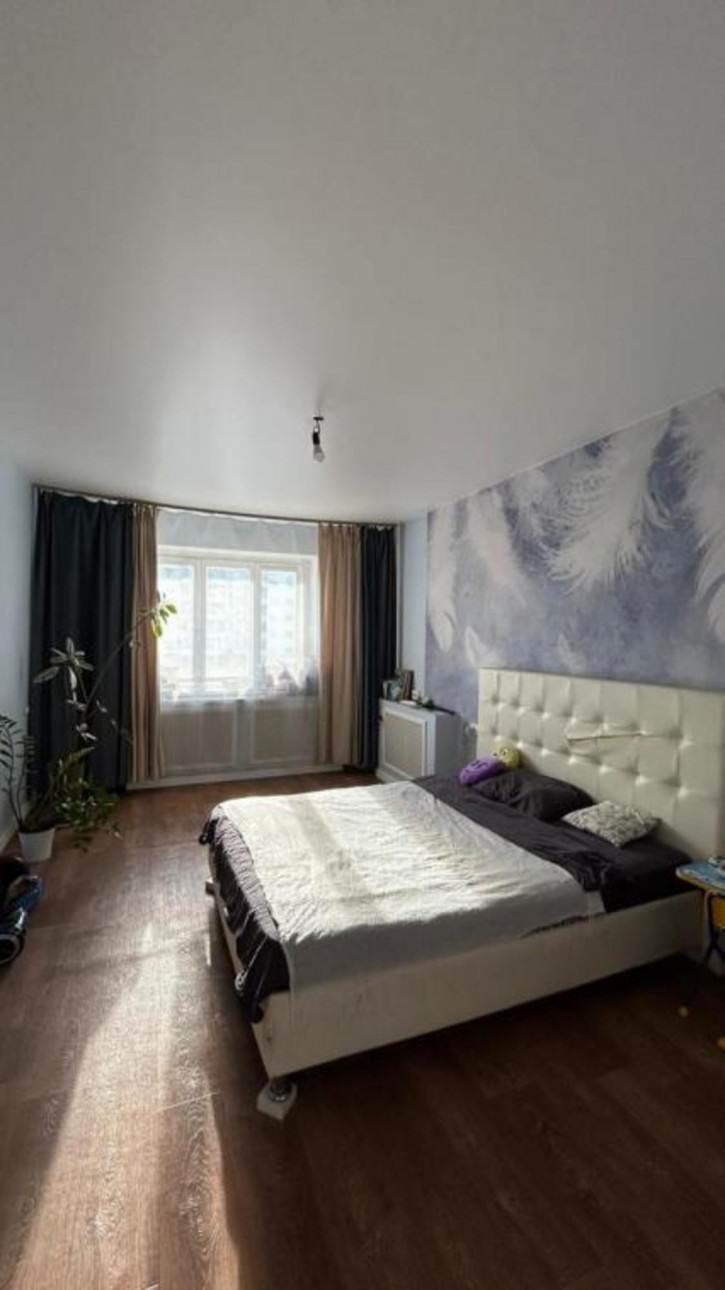 3-комн квартира Короленко, 7