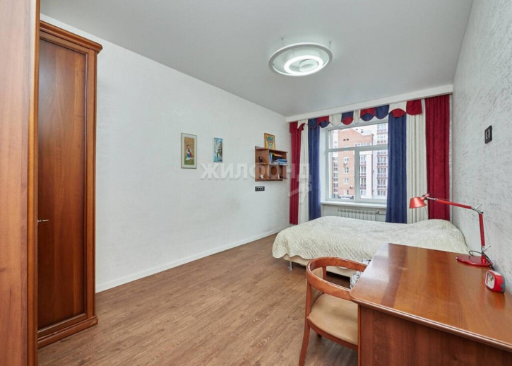 3-комн квартира Крылова, 3