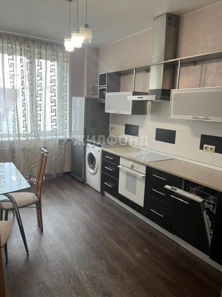 2-комн квартира Покрышкина, 1