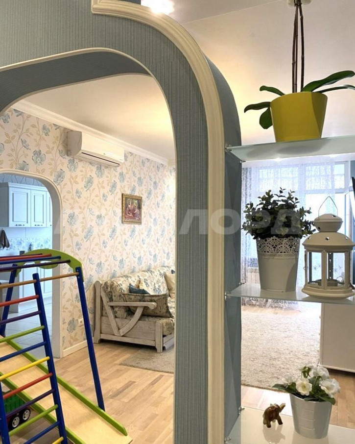 3-комн квартира улица Комарова, 132А