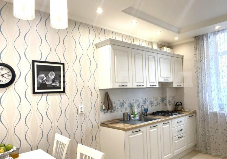 3-комн квартира улица Комарова, 132А