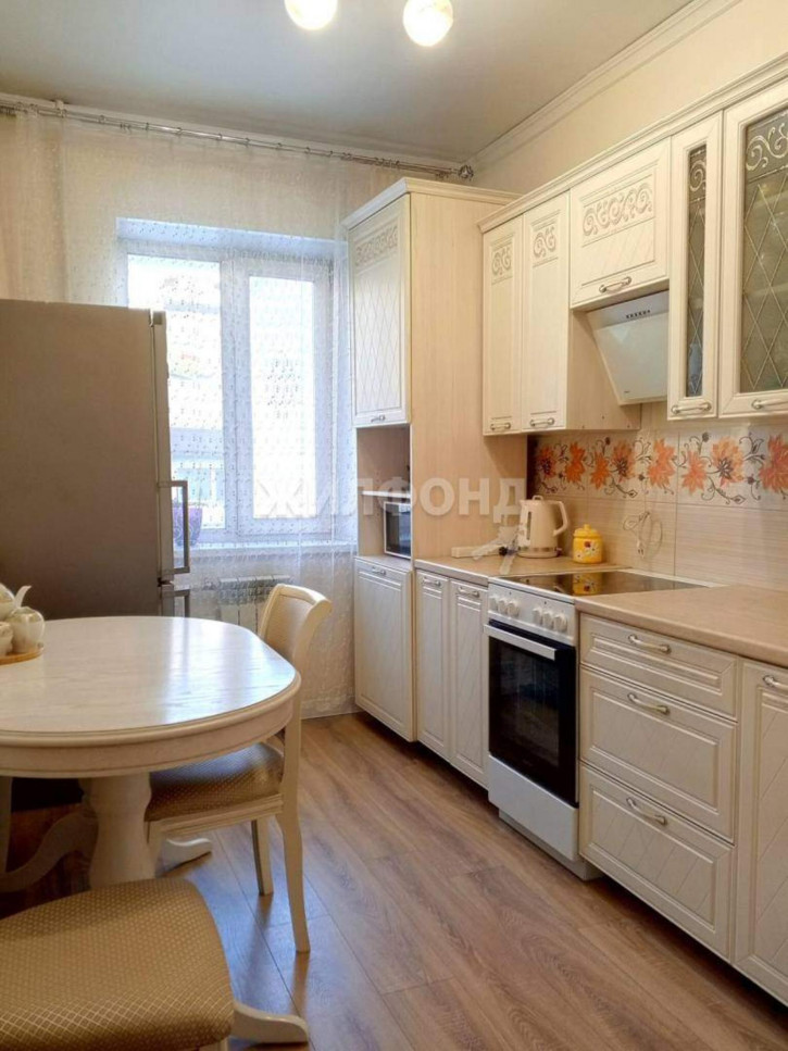 4-комн квартира Калинина улица, д.8 4-комн квартира Калинина улица, д.8