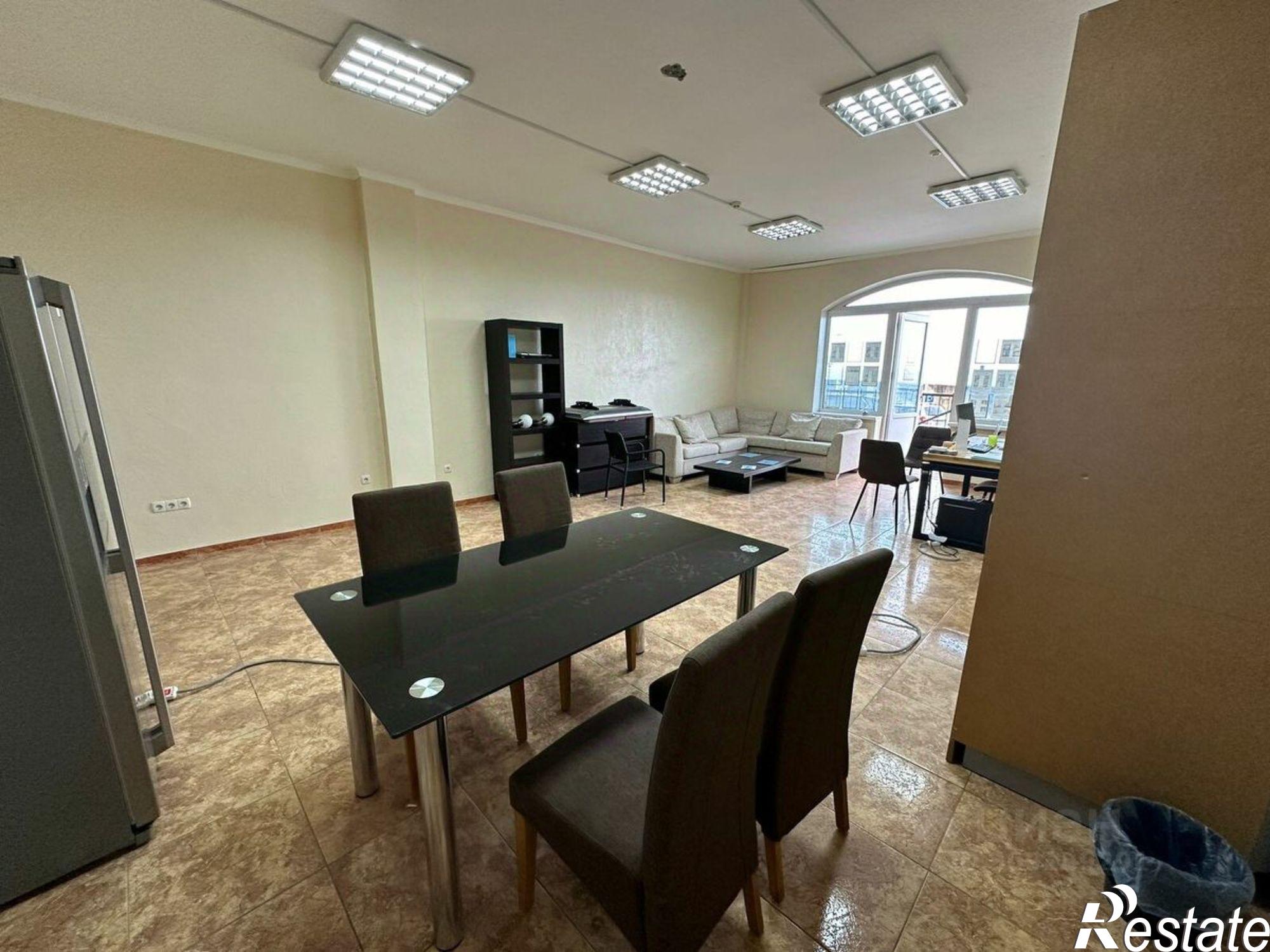 Купить офис, помещение под офис за 18 000 100 рублей на наб им А.С.Пушкина, 17Б