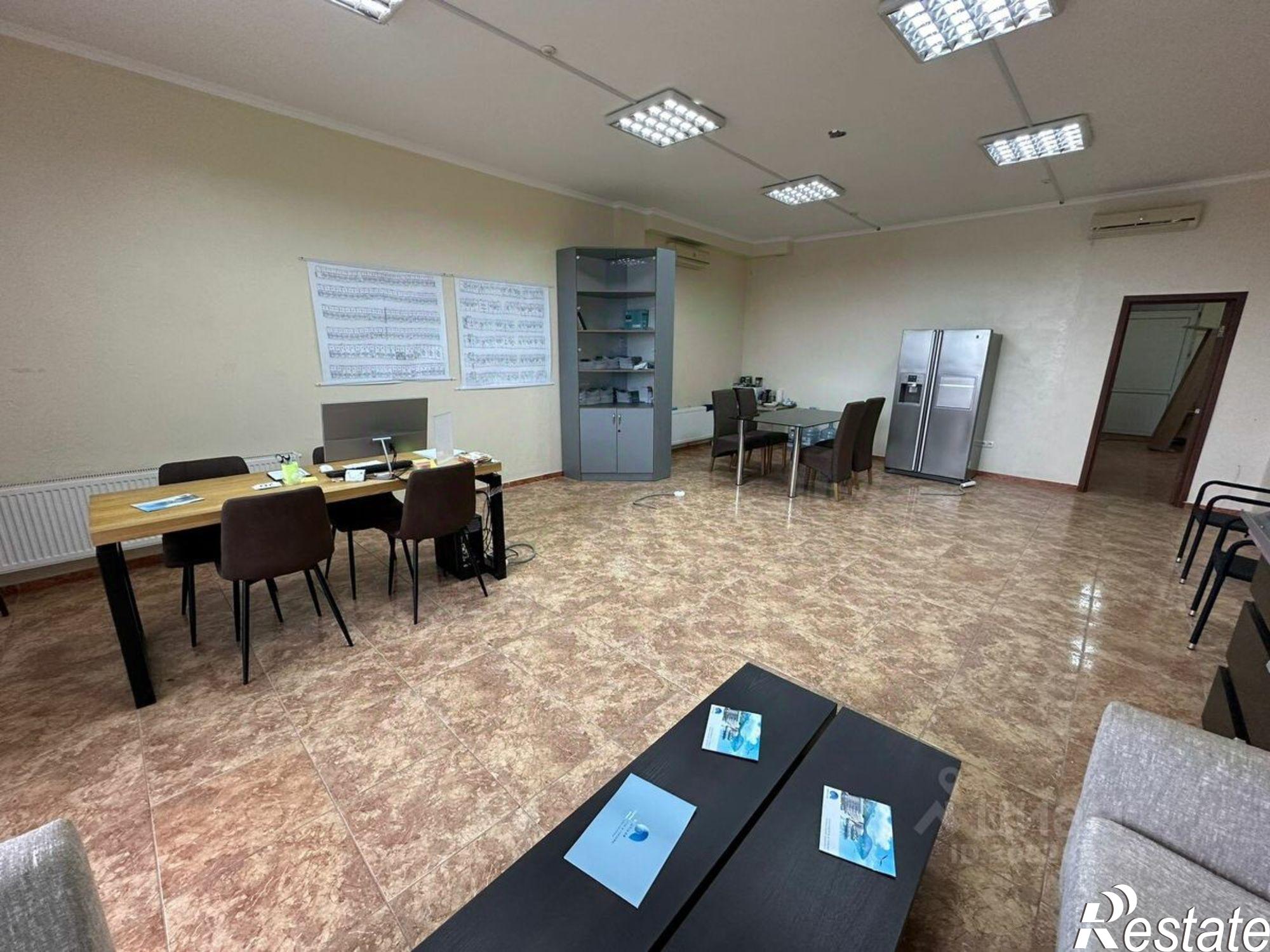 Купить офис, помещение под офис за 18 000 100 рублей на наб им А.С.Пушкина, 17Б