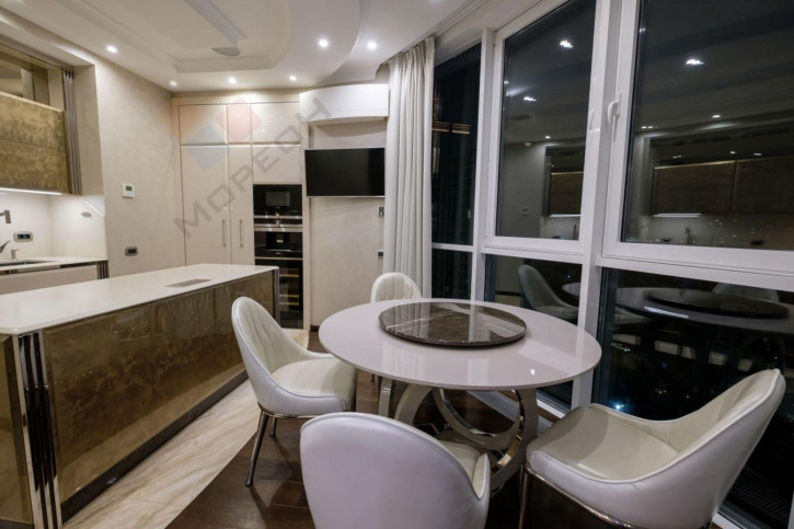 4-комн квартира Дзержинского ул, 93