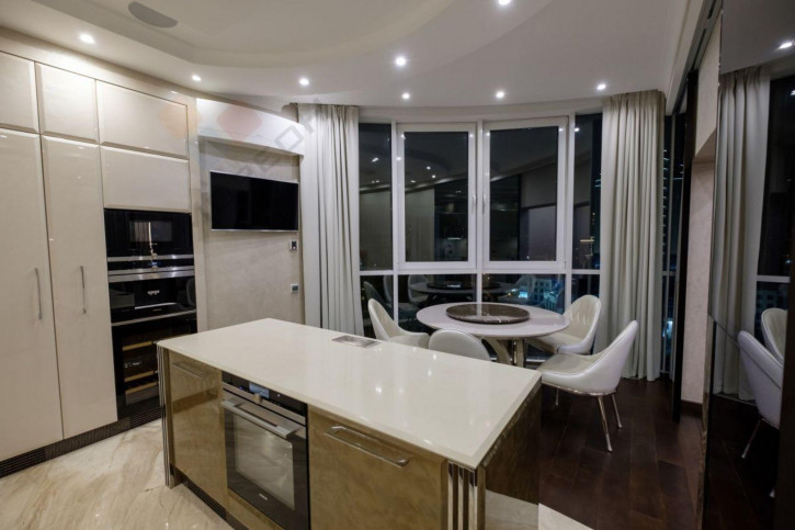 4-комн квартира Дзержинского ул, 93