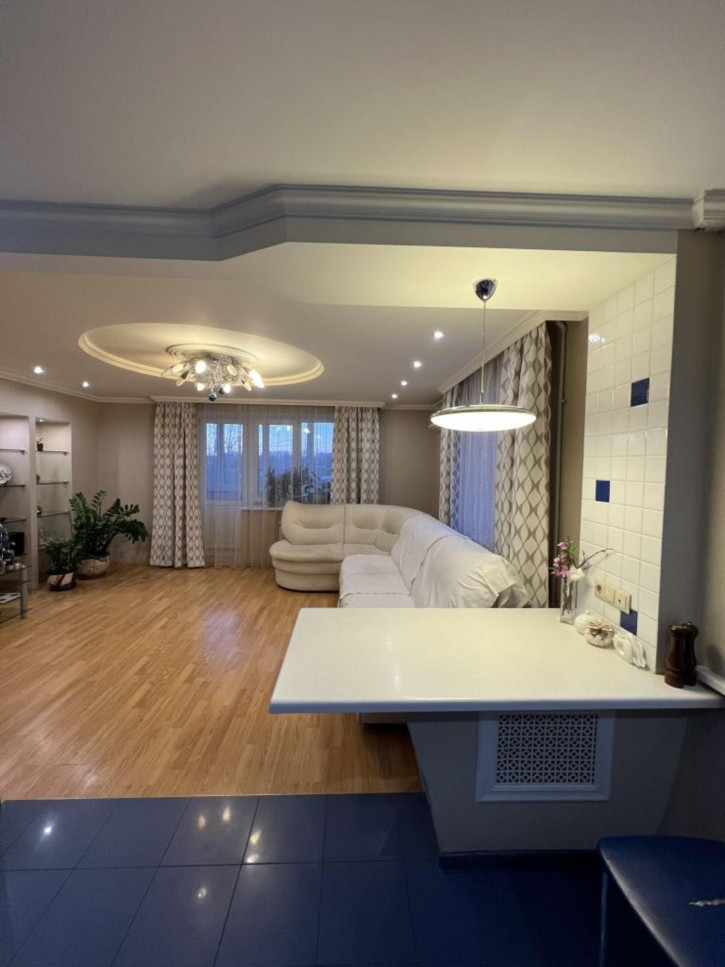 4-комн квартира Матросова ул, 25
