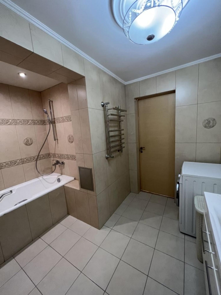 4-комн квартира Матросова ул, 25