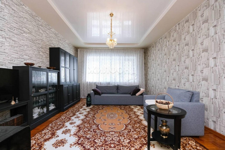 4-комн квартира Народная, 26