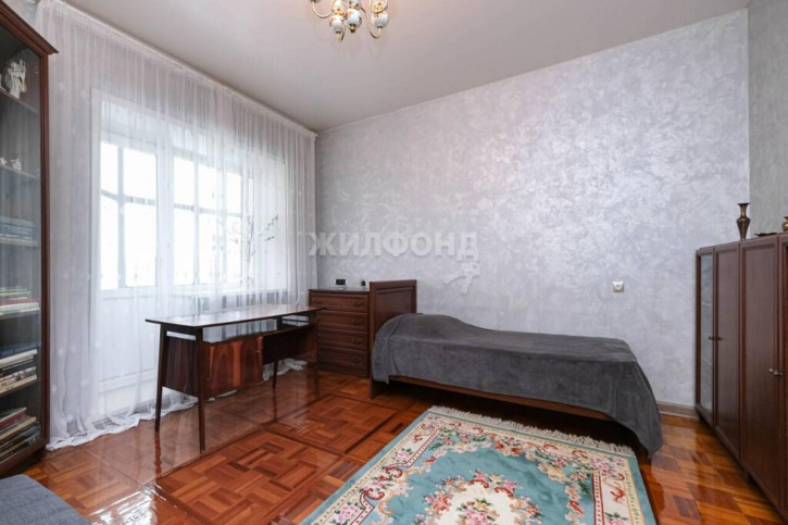 4-комн квартира Народная, 26