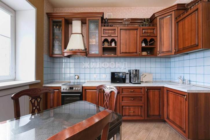 4-комн квартира Народная, 26