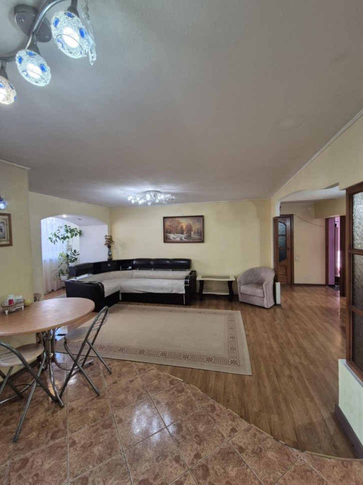 4-комн квартира Полевая 1-я ул, 32