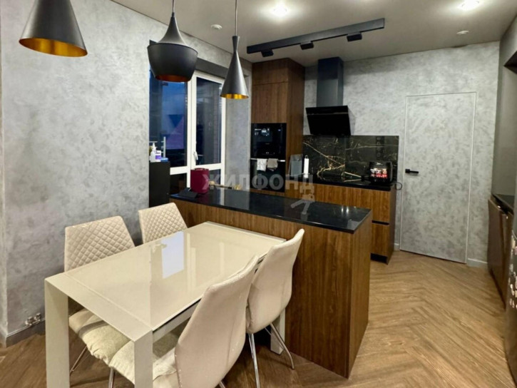 4-комн квартира Красный проспект, 323/2