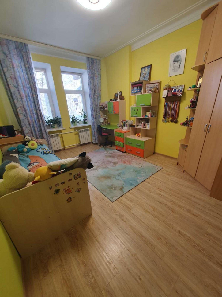 4-комн квартира Гвардейская улица, 12