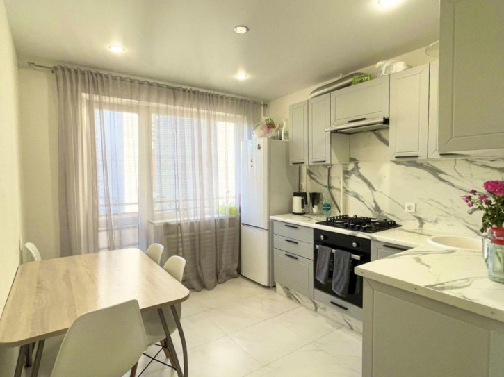 4-комн квартира Строителей ул, 39