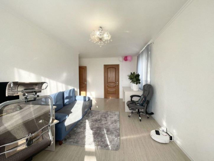 4-комн квартира Строителей ул, 39