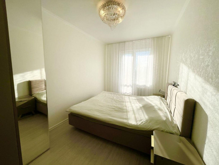 4-комн квартира Строителей ул, 39