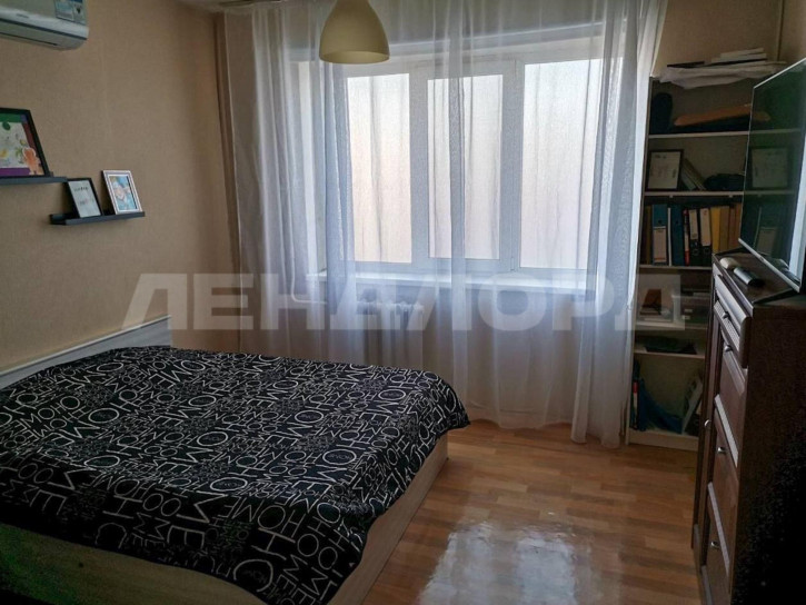 2-комн квартира улица Думенко, 13Д