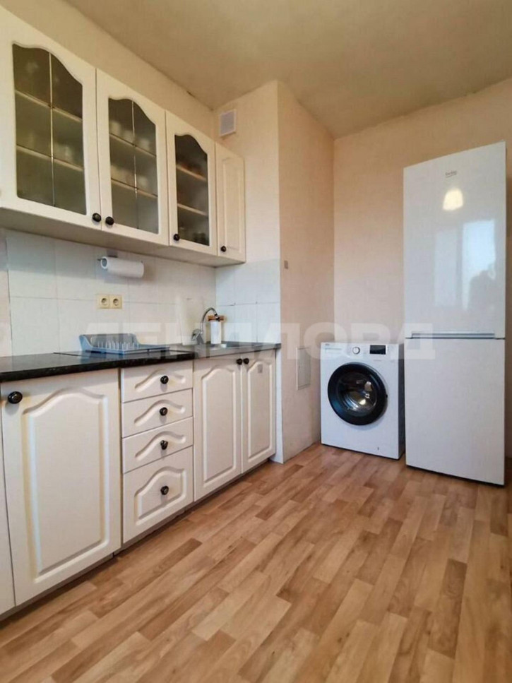 2-комн квартира улица Думенко, 13Д