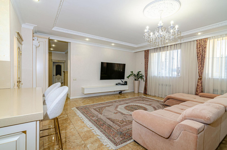 3-комн квартира улица Кати Соловьяновой, 84