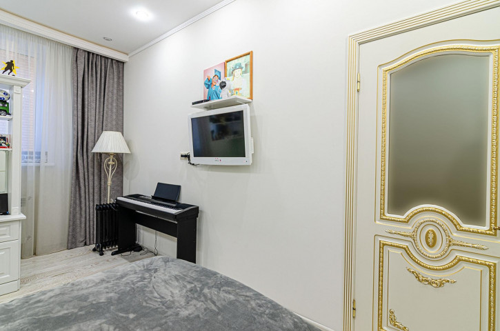 3-комн квартира улица Кати Соловьяновой, 84