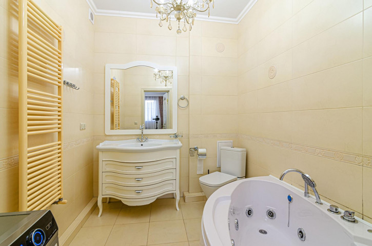 3-комн квартира улица Кати Соловьяновой, 84