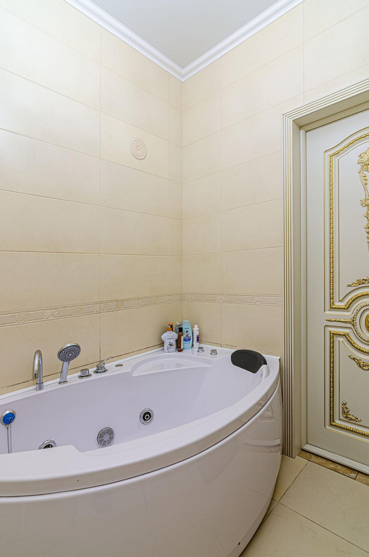 3-комн квартира улица Кати Соловьяновой, 84