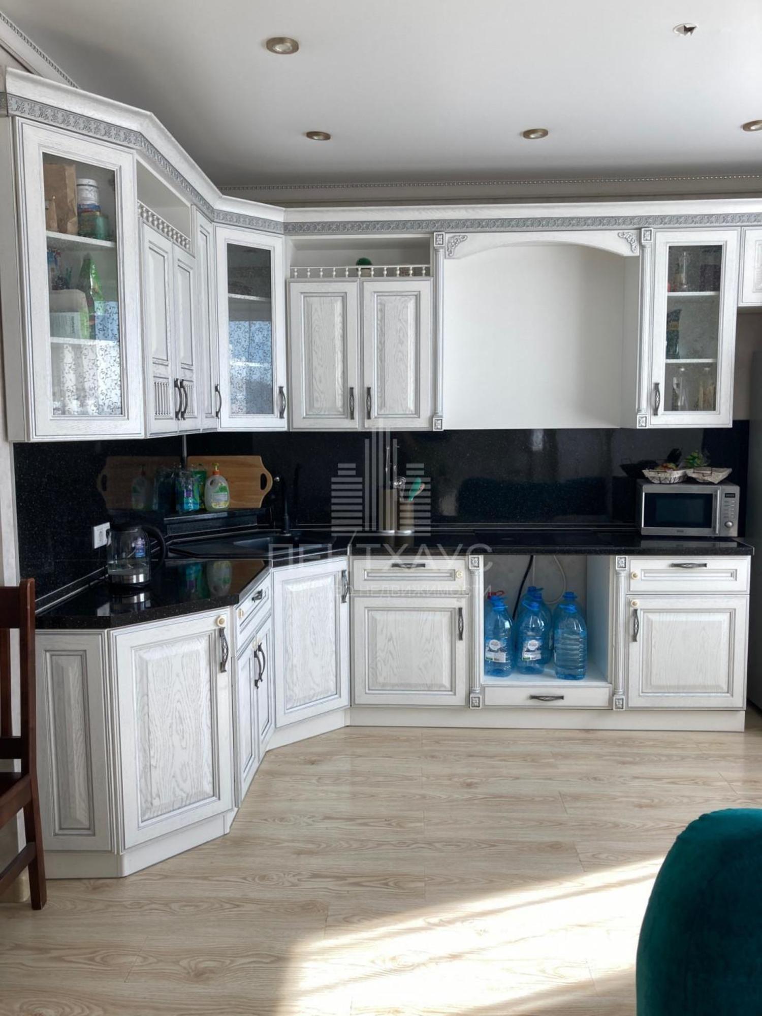 Купить квартиру за 10 000 000 рублей на ул Крайнова, 3а