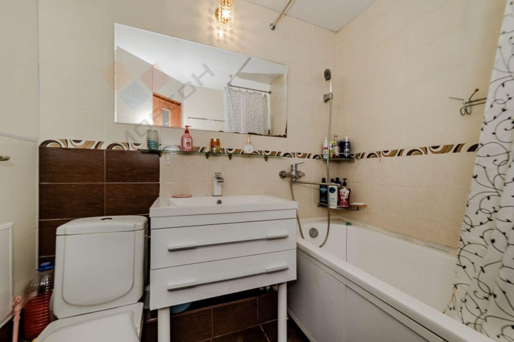 4-комн квартира 70-летия Октября ул, 34